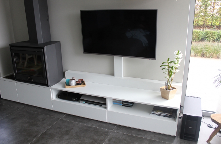 TV-meubel op maat van bestaande kachel